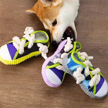 Играчка за дъвчене на кучетата, креативна форма на обувки, играчки със скърцащ звук за малки, средни и големи кучета, играчка за куче кученца на открито, играчка за игра с захапка местни зъбите