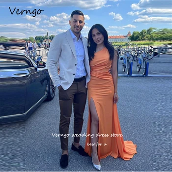 Verngo Секси Оранжева рокля за абитуриентски бал с едно рамо Русалка Тънки Сатенени Вечерни рокли с цепка на Официалното рокля за парти 2023 Vestidos