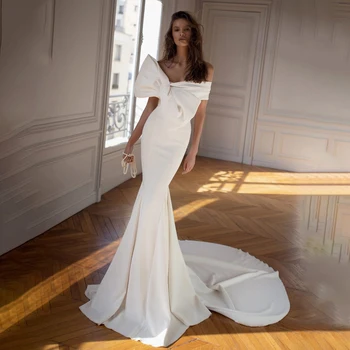 Елегантна сватбена рокля с лък, модерно рокля с открити рамене, Бели сатенени рокли на Русалка, без презрамки, Елегантен рокля на булката с влак 2023