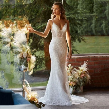Секси дантелено сватбена рокля Русалка в стил Бохо 2023 на спагети презрамки с отворен гръб и V-образно деколте, с Плажна сватбена рокля без гръб с влак