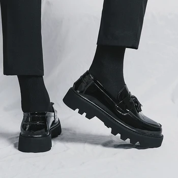 Колекция от 2023 година, пролетно-есенна ежедневни мъжки обувки от лачена кожа в британския стил, модни черни мъжки, юношески обувки за всеки ден, лоферы