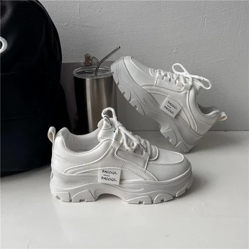 Пролетната мода 2024 Бели обувки Плюс размер 42 Студентски обувки Женски улични маратонки Баскетболни обувки с дебела подметка Дамски