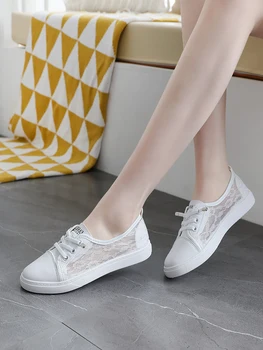 Бели обувки, вентилация на лицето през лятото 2023 година, новата по-лека обувки, обувки на плоска подметка, женски студентски сандали, коприна мрежа от пъпка
